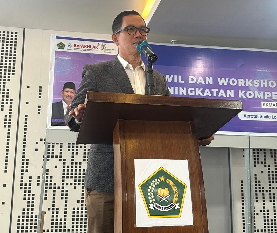 Kabid Penmad H. Wahyuddin Hakim menutup Rakerwil KKMA prov.Sulsel dan Workshop Coding dan AI Penigkatan Kompetensi Kepala Madrasah