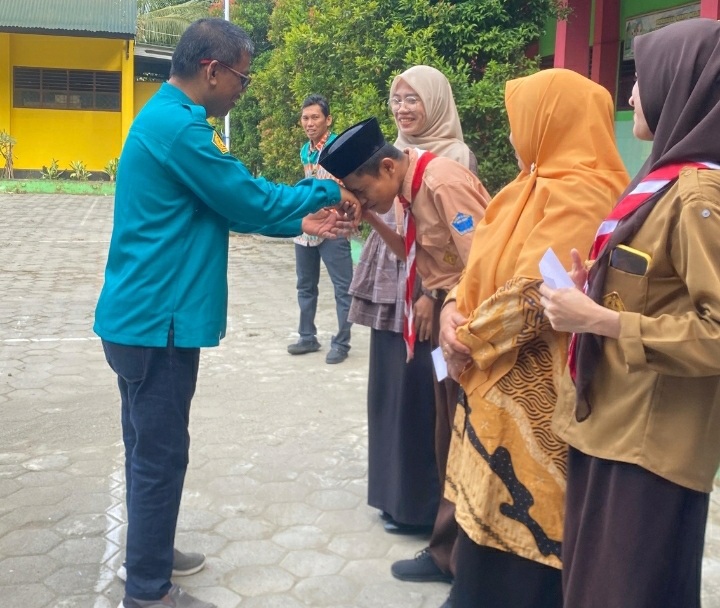 Lomba Kreasi Bura Loka Maulid Nabi Muhammad SAW di MAN Sidenreng Rappang, Terima Hadiah