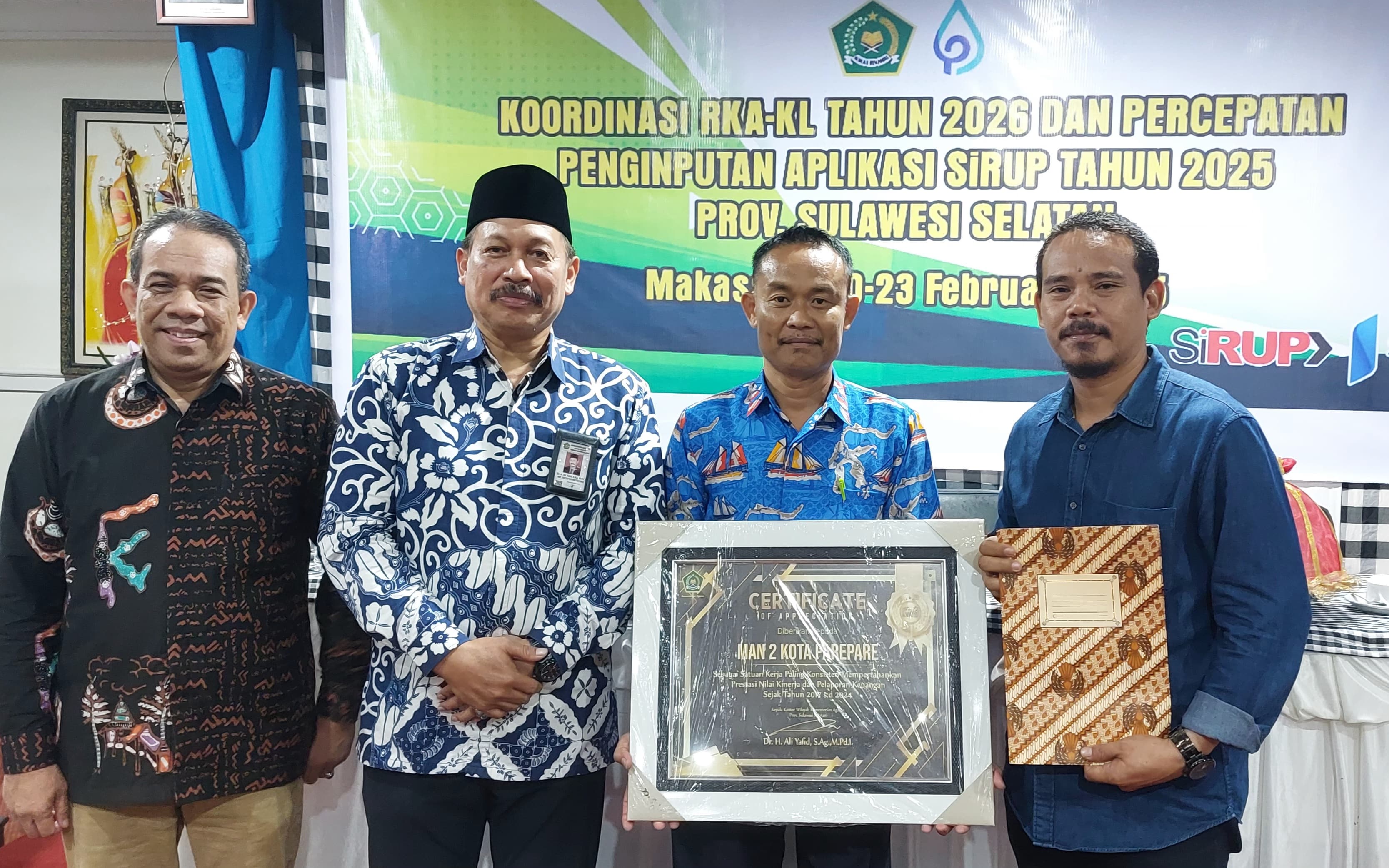 MAN 2 Kota Parepare menerima penghargaan sebagai satker paling konsisten