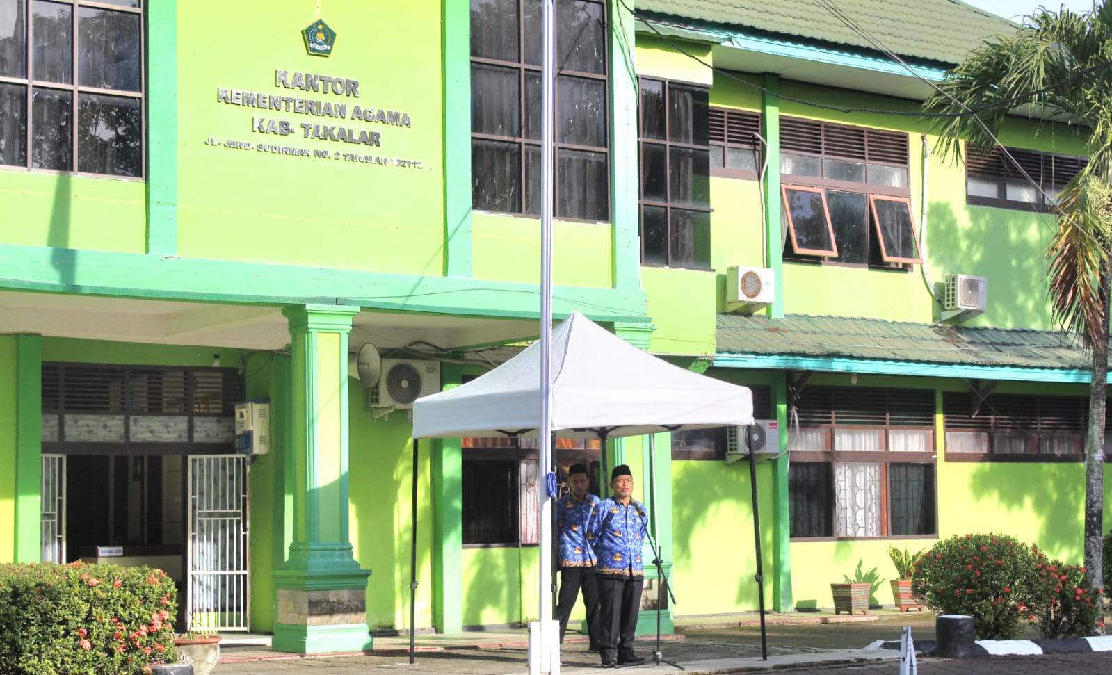 Kepala Kantor Kemenag Takalar saat menjadi inspektur upacara HKN