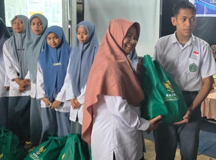 Para siswa saat menerima paket