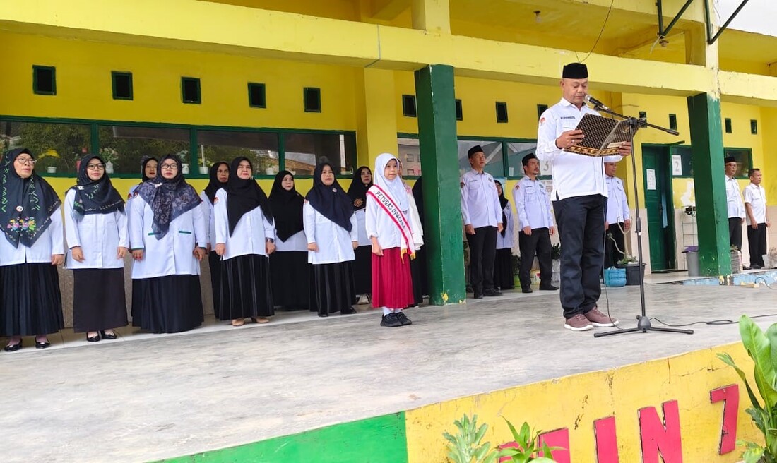 Kepala MIN 7 Bone bertindak selaku pembina upacara