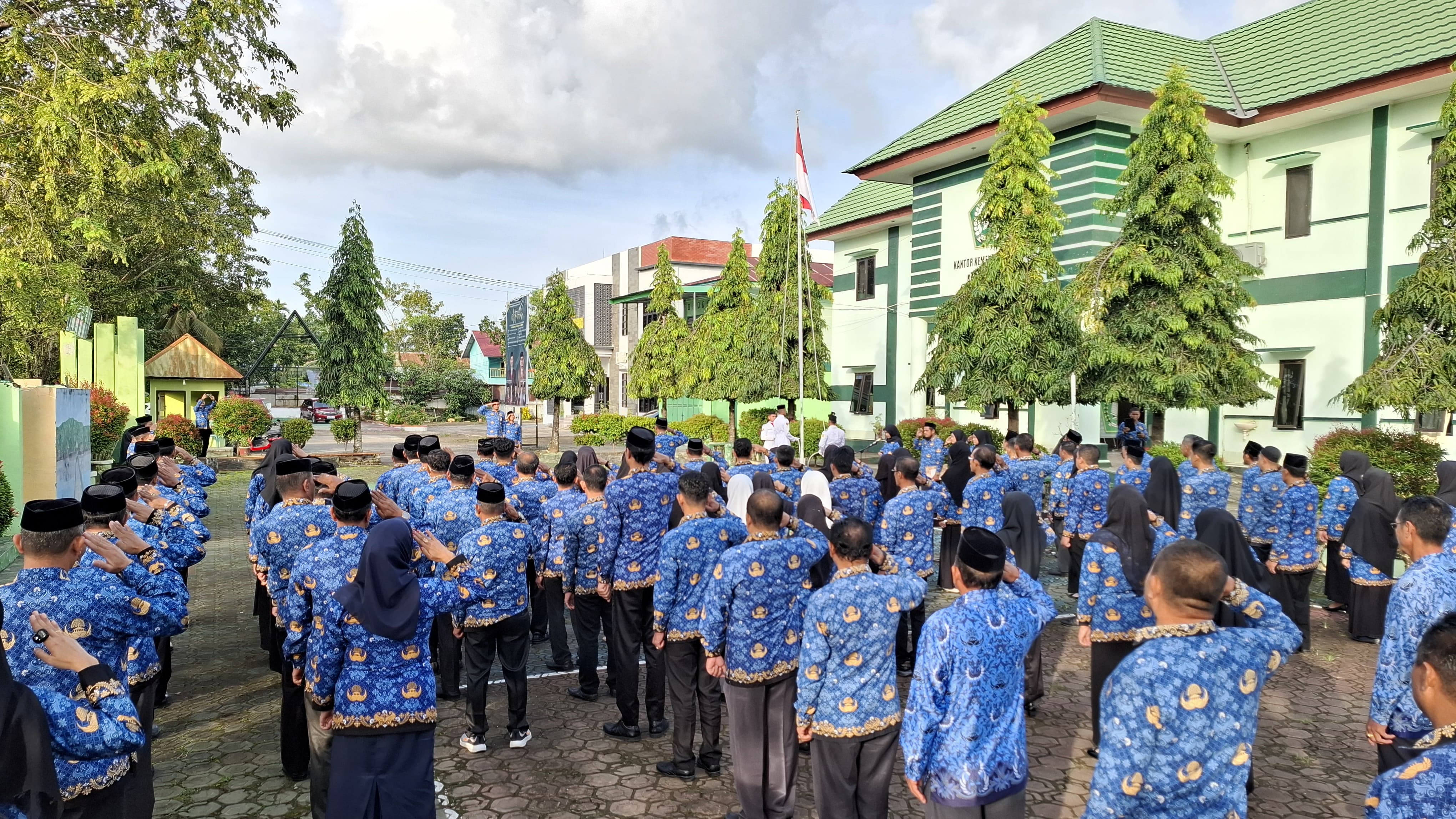 Kepala KUA Kec. Sinjai Barat Antusias  Mengikuti Apel Penghormatan Bendara dan Doa