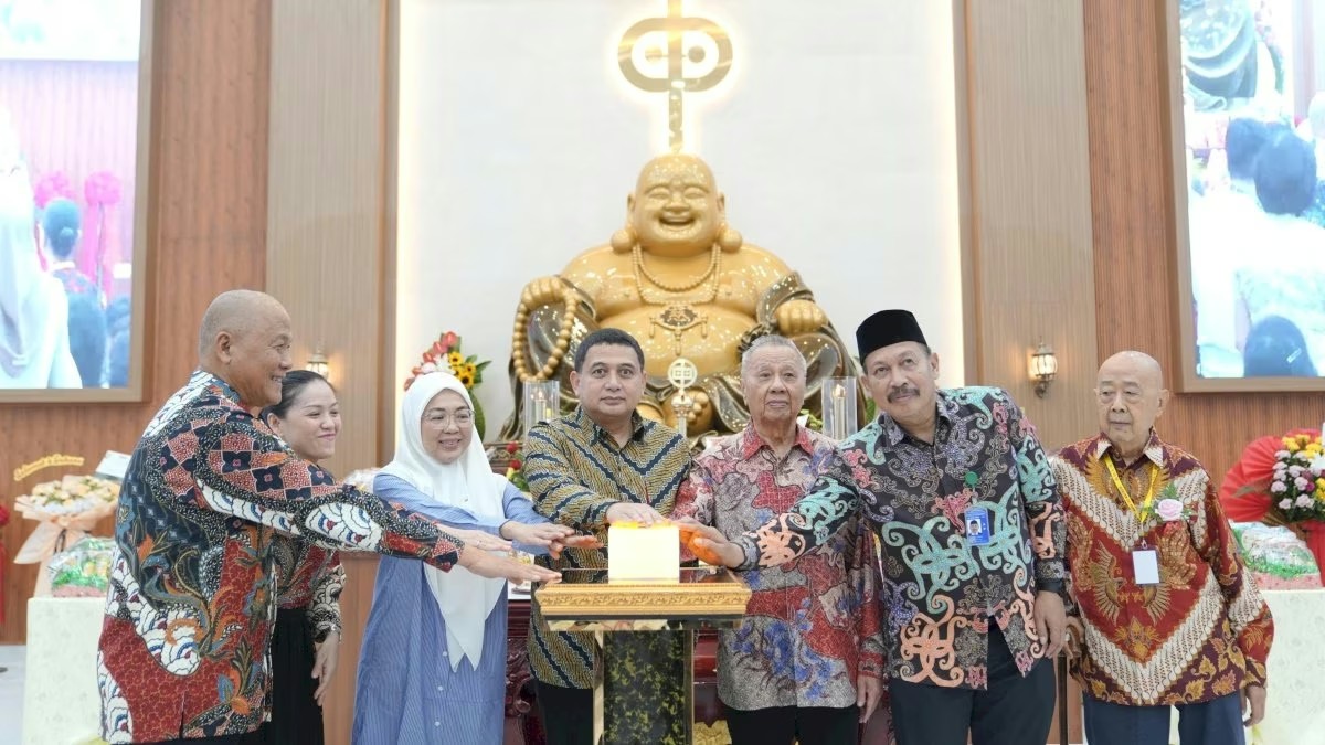 Kakanwil Kemenag Sulsel besama Walikota Makassar saat meresmikan Vihara Lahuta Maitreya