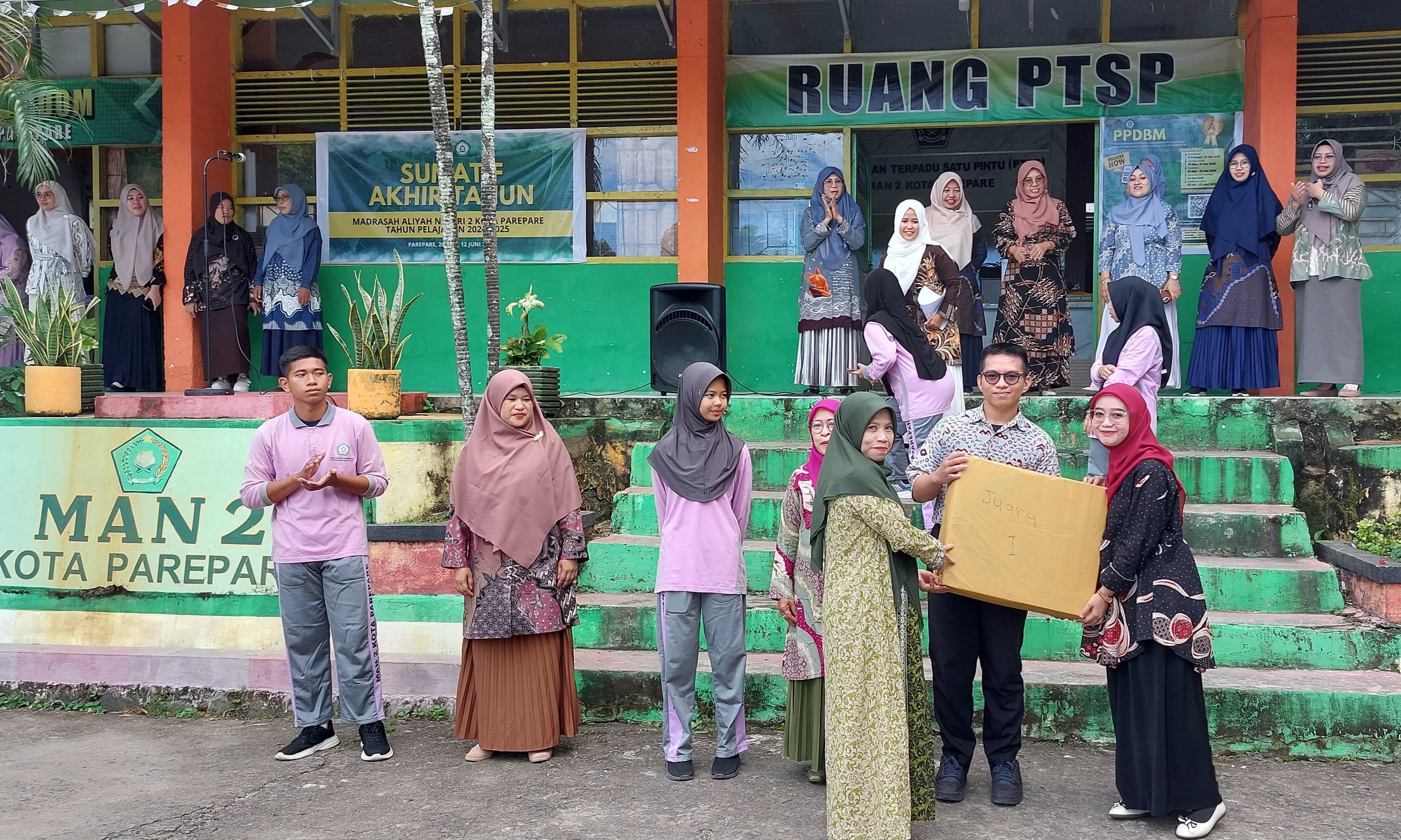 Penyerahan hadiah kepada pemenang Gelar Karya P5RA di MAN 2 Parepare