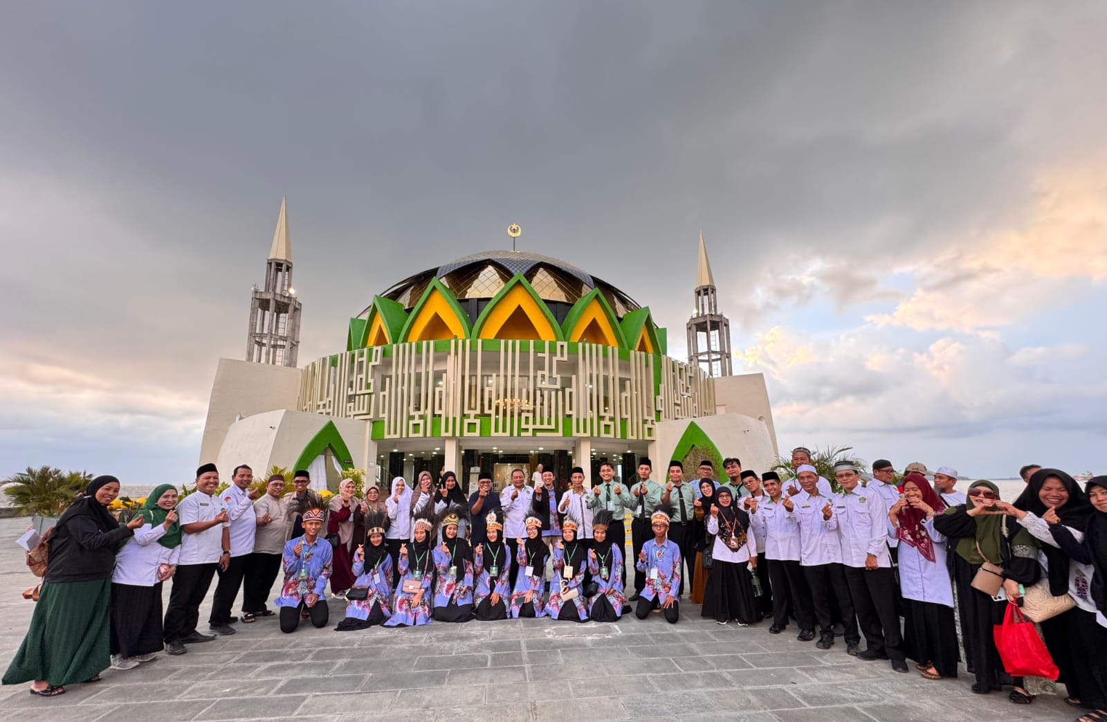 Kafilah MQKN/MQKI Melakukan Foto Bersama di Pelataran Masjid Terapung B.J. Habibie