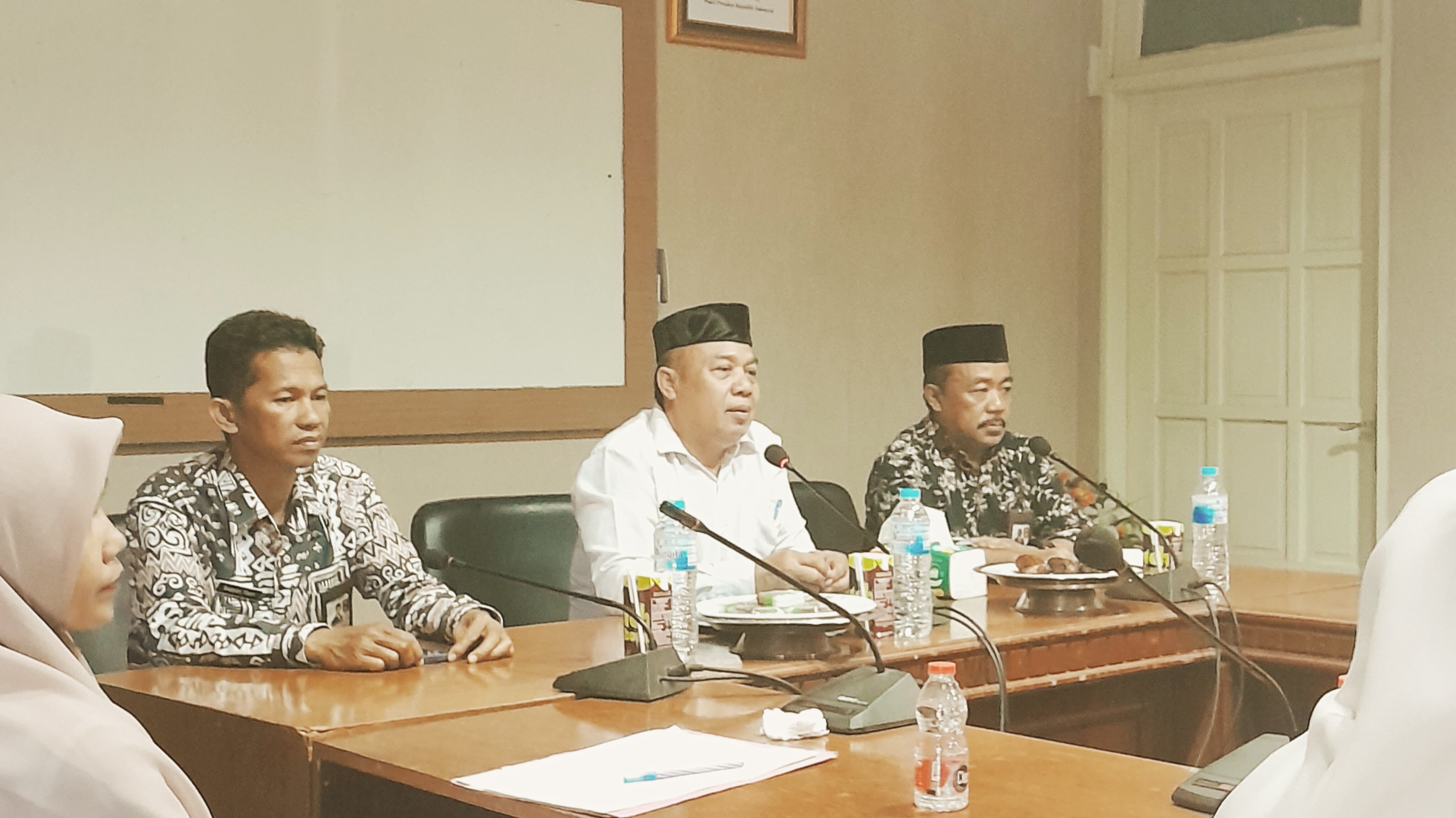 Kasubag TU Kemenag Bantaeng bersama Kabag Kesra Setda Bantaeng, dan Kasi PHU Kemenag Bantaeng hadiri rapat koordinasi terkait persiapan penjemputan jamaah haji
