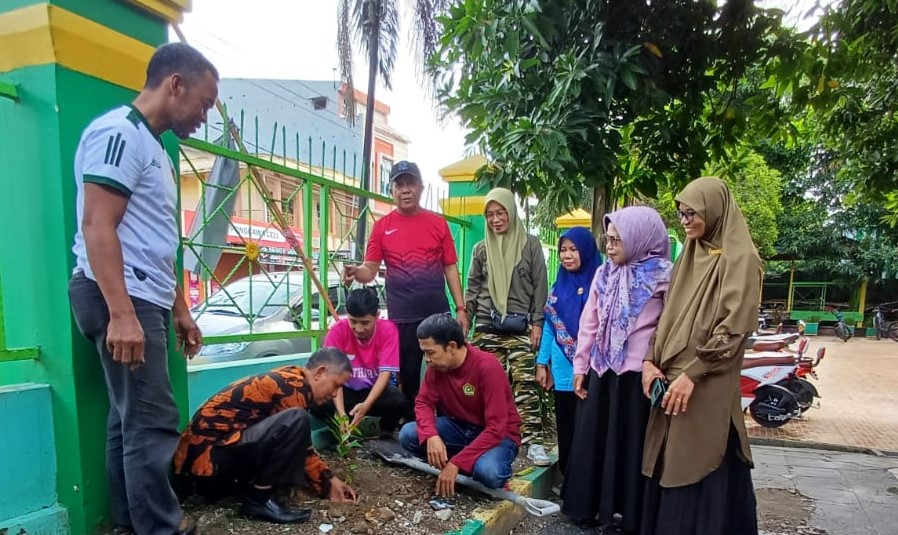 MTsN 1 Bone menggelar penanaman bibit pohon secara serentak sebagai bagian dari upaya mendukung program Asta Aksi Kementerian Agama Provinsi Sulawesi Selatan