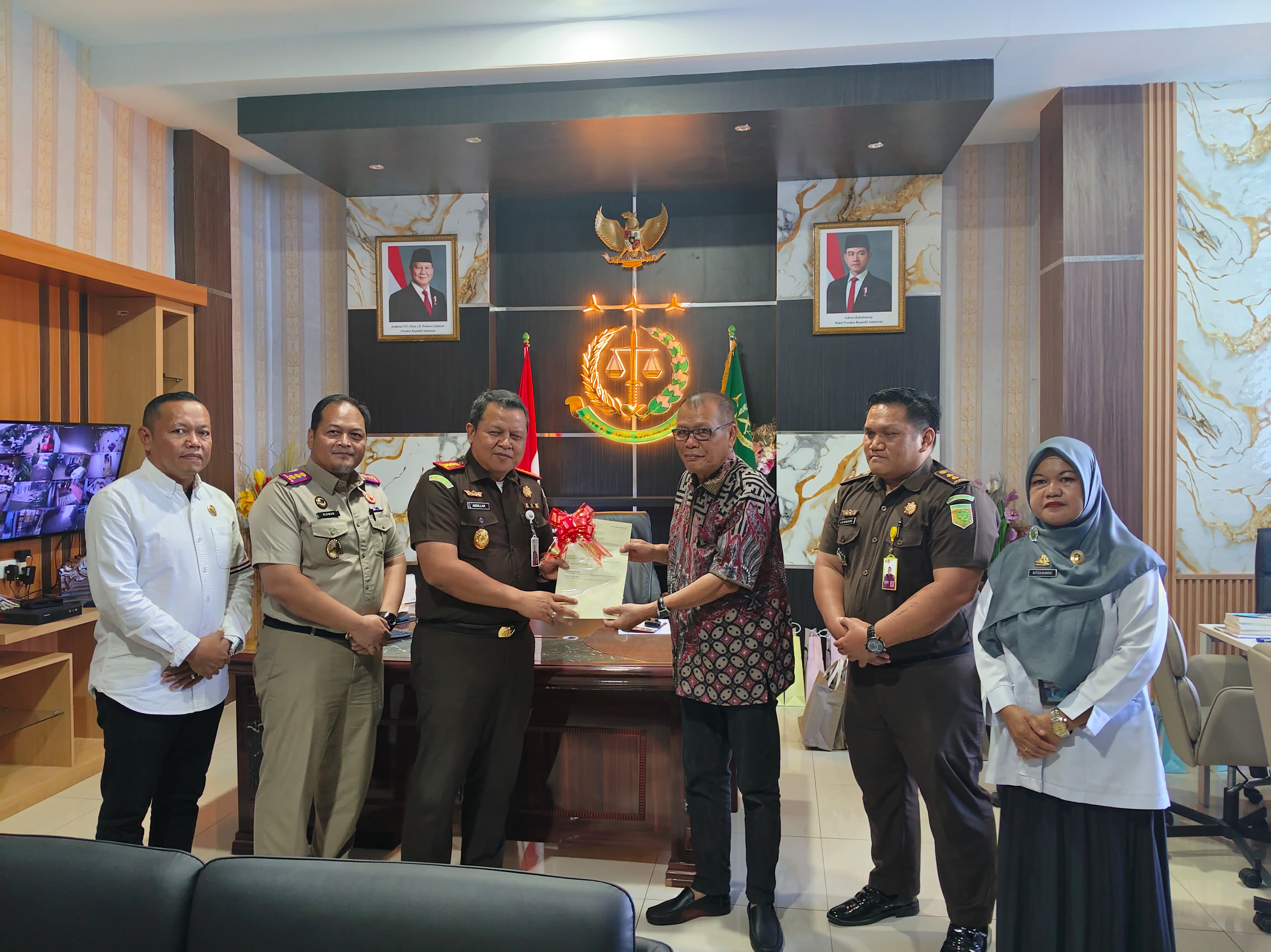 Penyerahan Sertipikat Wakaf 3 Masjid di Kejaksaan Negeri Parepare