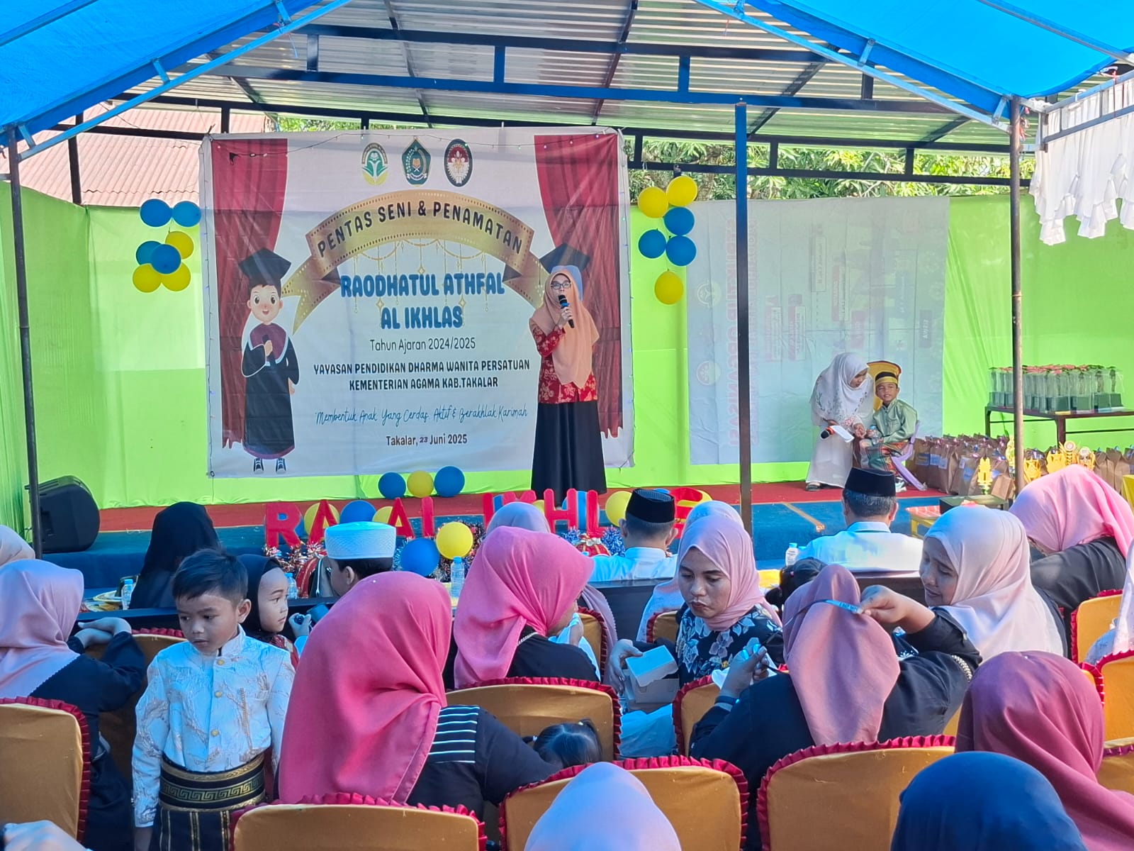 Ketua yayasan RA Alikhlas saat memberikan sambutan.