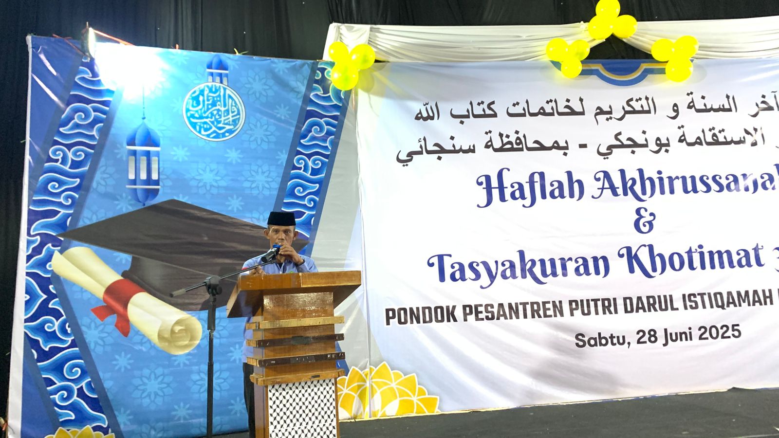 Kepala Seksi Bimas Islam H. Pelita saat mewakili Kepala Kemenag sinjai di kegiatan Akhirussanah dan Tasyakuran 30 Juz Al-Quran Ponpes Putri Darul Istiqamah Bongki