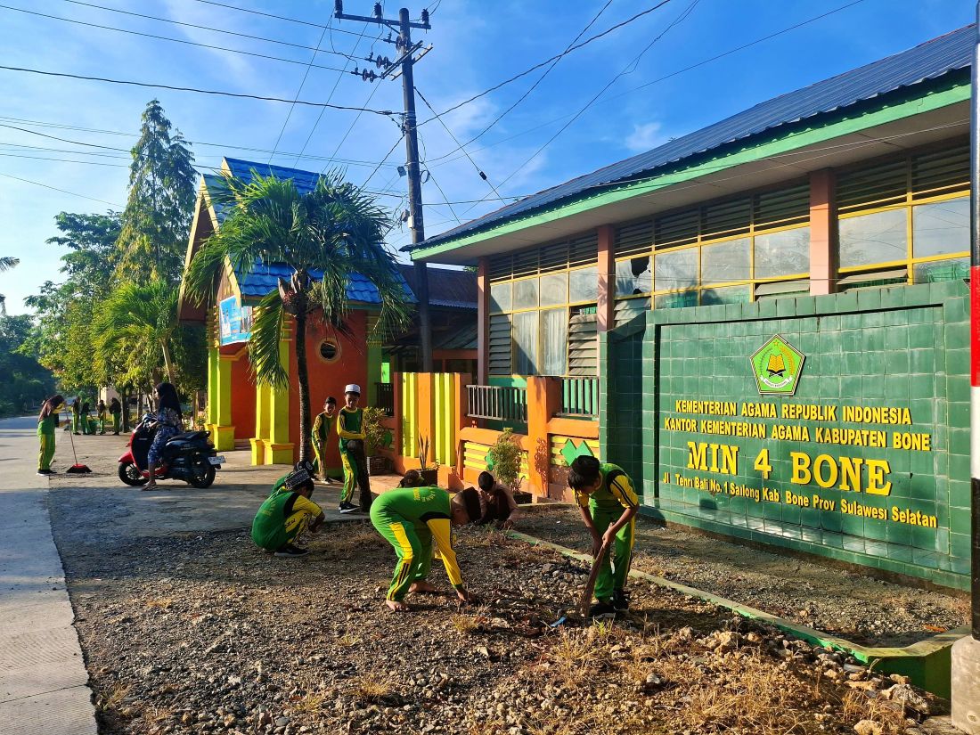 Siswa dan guru MIN 4 Bone kompak melaksanakan Jumat Bersih di Lingkungan madrsah sebagai bentuk cinta terhadap lingkungan sejak dini.