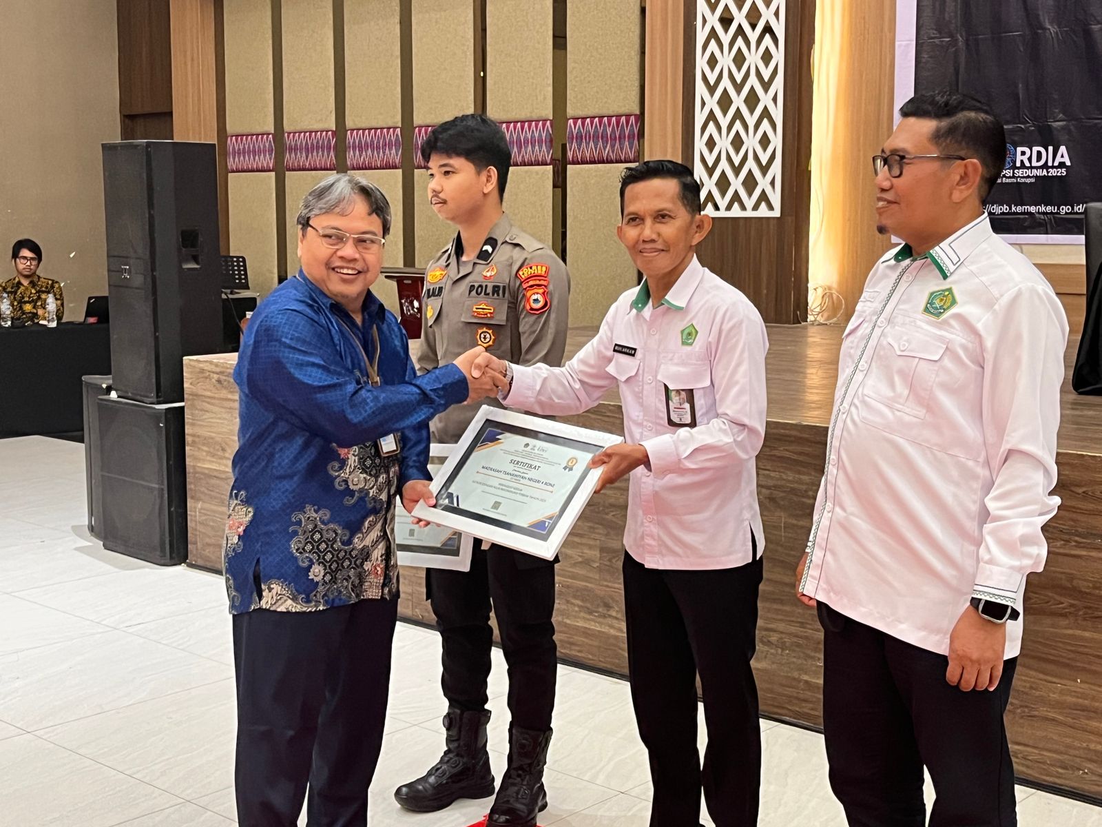 Kepala MTsN 2 Bone Muh Arkam Terima Penghargaan Nilai Rekonsiliasi Terbaik