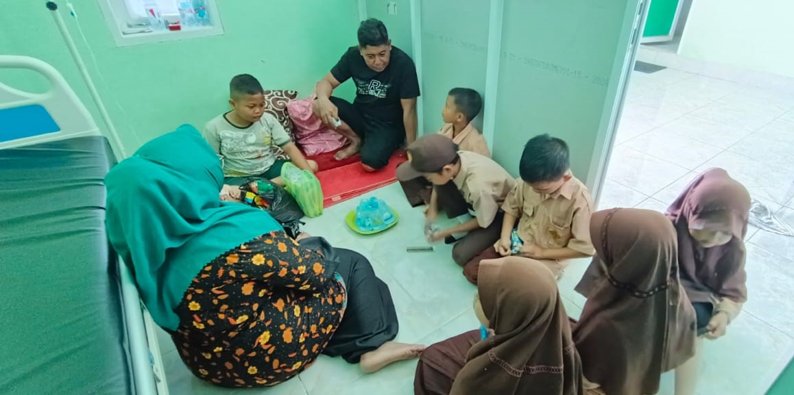 Pendidik MIN 2 Sinjai Kunjungi Peserta Didik yang Sedang Dirawat