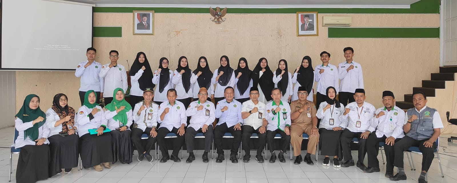 Foto bersama usai penerimaan secara resmi 13 CPNS Lingkup Kemenag Kota Parepare