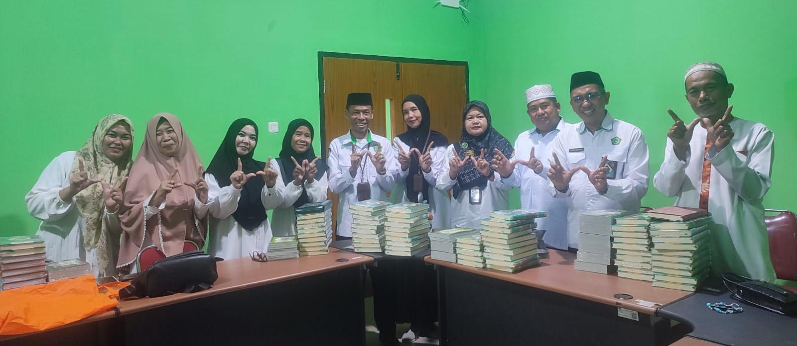 Penyerahan Wakaf Al-Qur'an dan Buku Iqra kepada 7 Madrasah lingkup Kemenag Kota Parepare