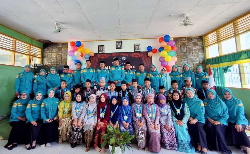Kebersamaan yang hangat dalam momen perpisahan dan pelepasan siswa-siswi kelas VI MIN, didampingi para guru dan staf yang penuh dedikasi. Semangat melangkah ke jenjang selanjutnya, teruslah mengukir prestasi.