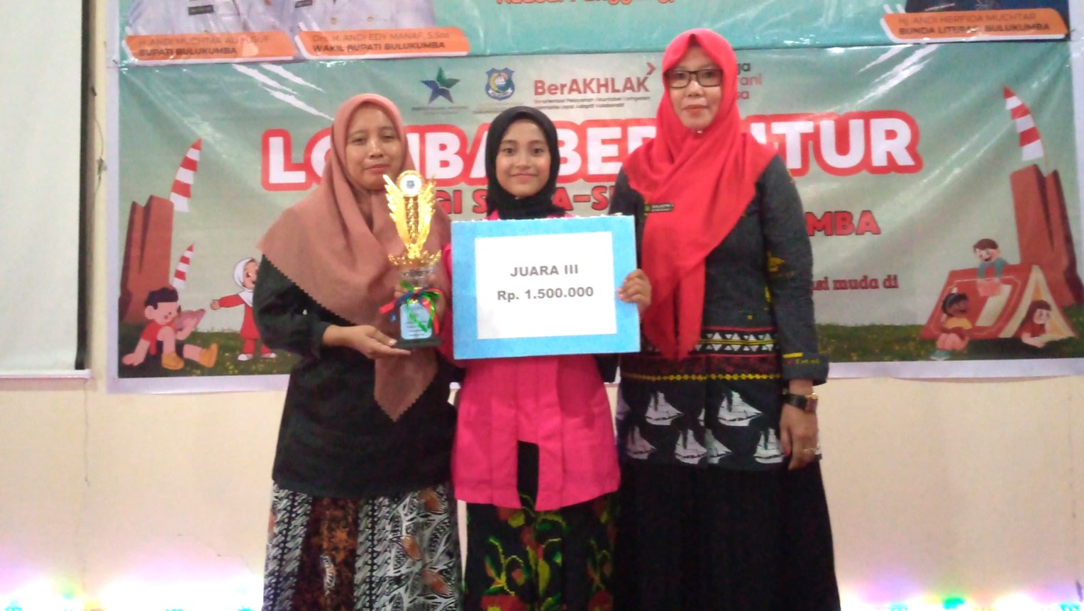 Foto: Alifa Khaerunnisa bersama Kepala MIN 1 Bulukumba dan Guru Pendamping