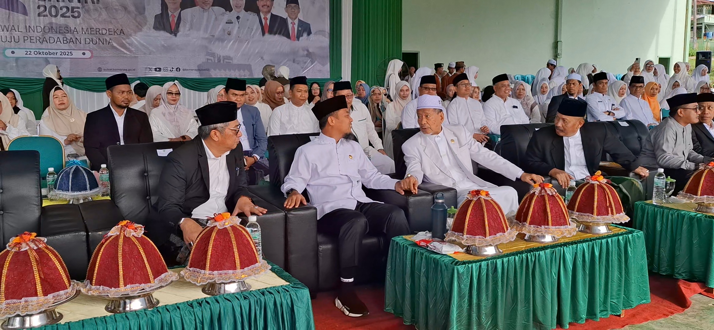 Gubernur Sulsel Bacakan Sambutan Menteri Agama pada Puncak Hari Santri Nasional 2025 di DDI Mangkoso