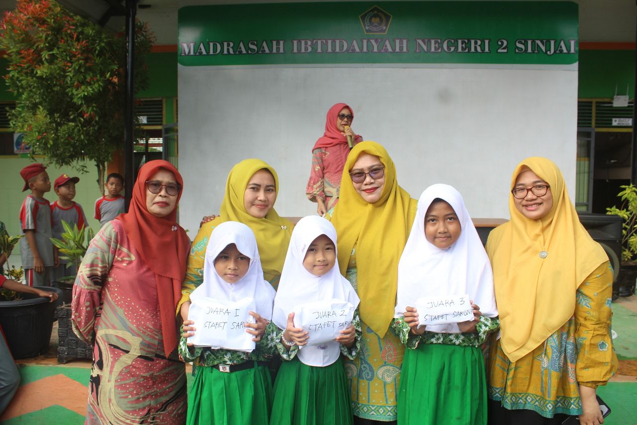 Pemberian hadiah kepada para peserta didik yang telah mengikuti lomba dalam rangka memperingati Hari Anak Nasional