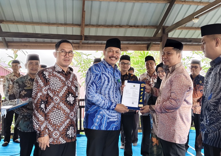 Serahkan 3 Izop Madrasah di Sidrap, Kakanwil : Awal Dari Sebuah Peradaban