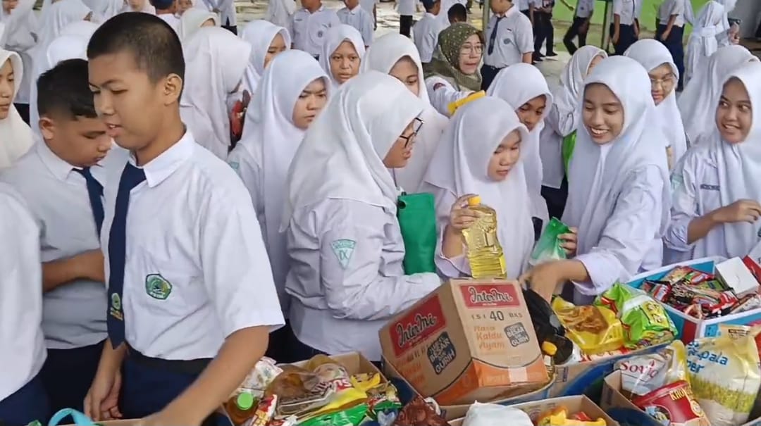 Siswa MtsN 2 Kota Makassar mengumpulkan Donasi