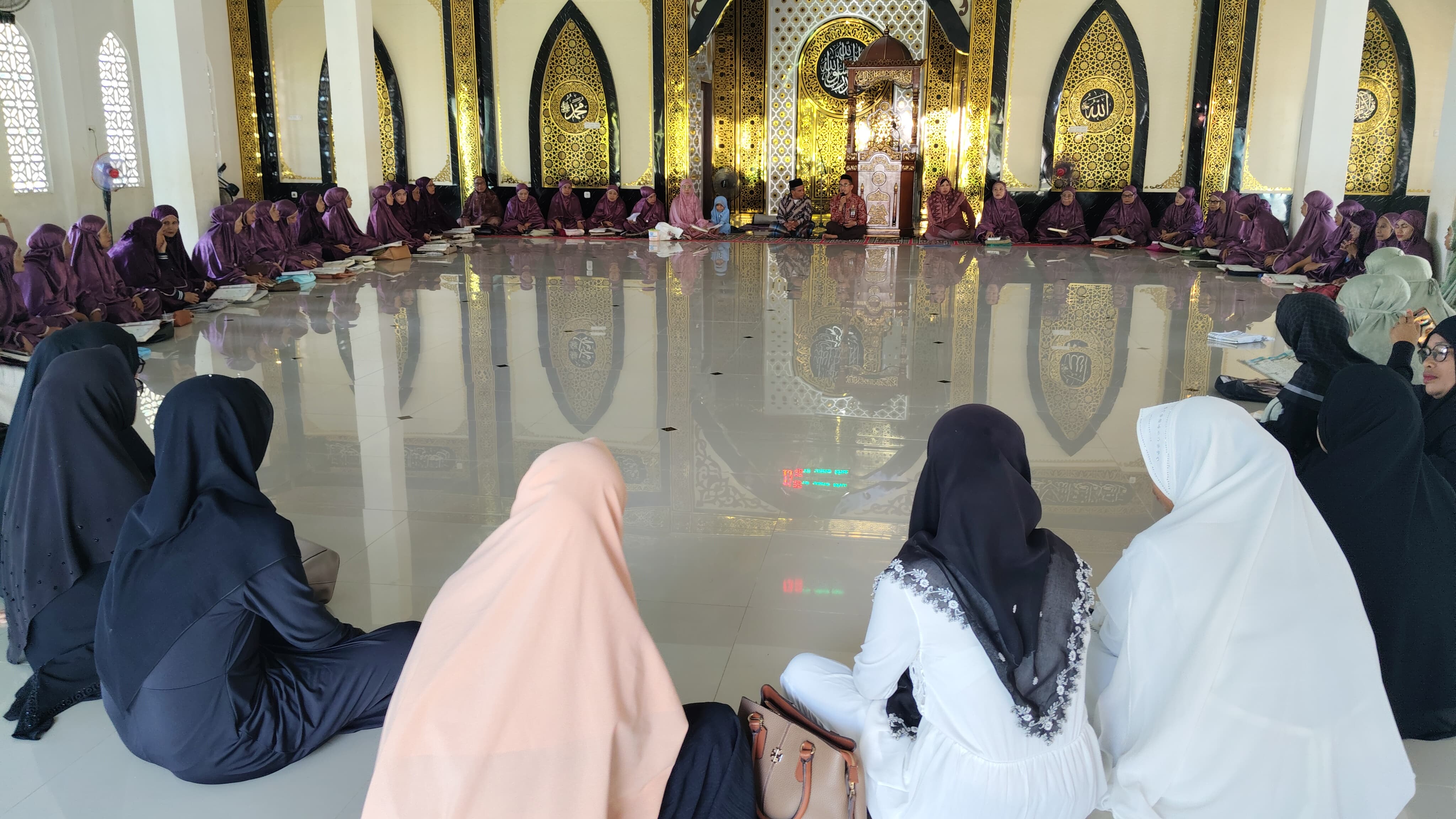 sebanyak 70 jamaah majelis taklim antusias mendengarkan kajian