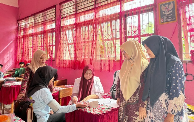 Kunjungan Rutin TIM Puskesmas Baranti: Pemeriksaan Kesehatan Gratis bagi Siswa MTsN 1 Sidrap.