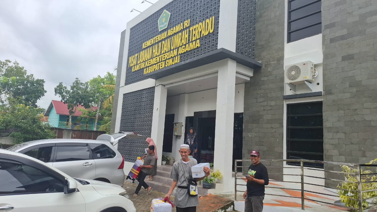 Proses Jemaah Haji Asal Sinjai saat Pengambilan Air zam Zam dan Koper