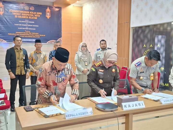 Prosesi Penandatanganan MoU pembentukan tim terpadu percepatan pensertipikatan tanah wakaf dalam wilayah kabupaten Takalar.