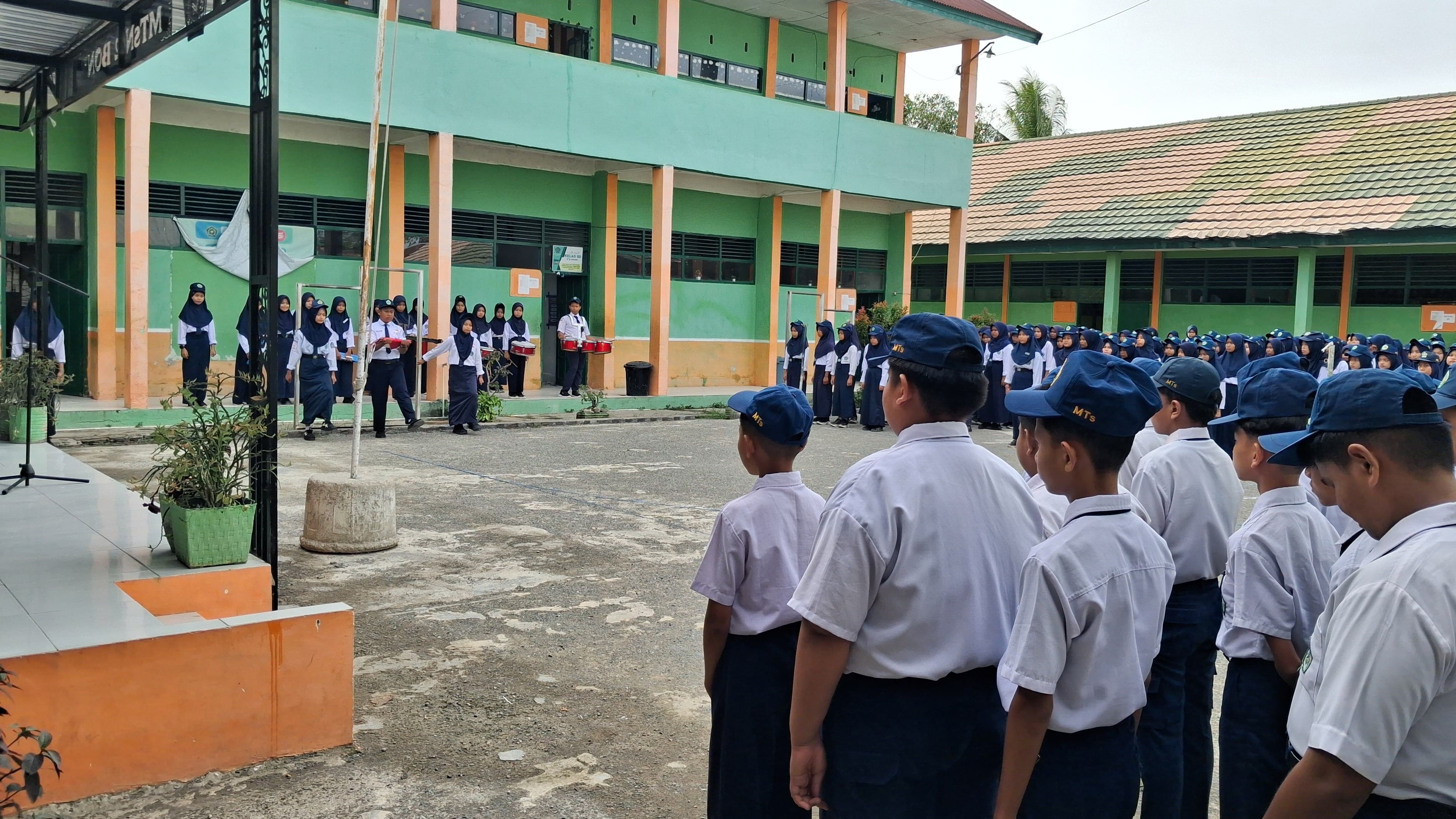 Upacara Perdana MTsN 2 Bone di Semester Genap tahun ajaran 2026/2027