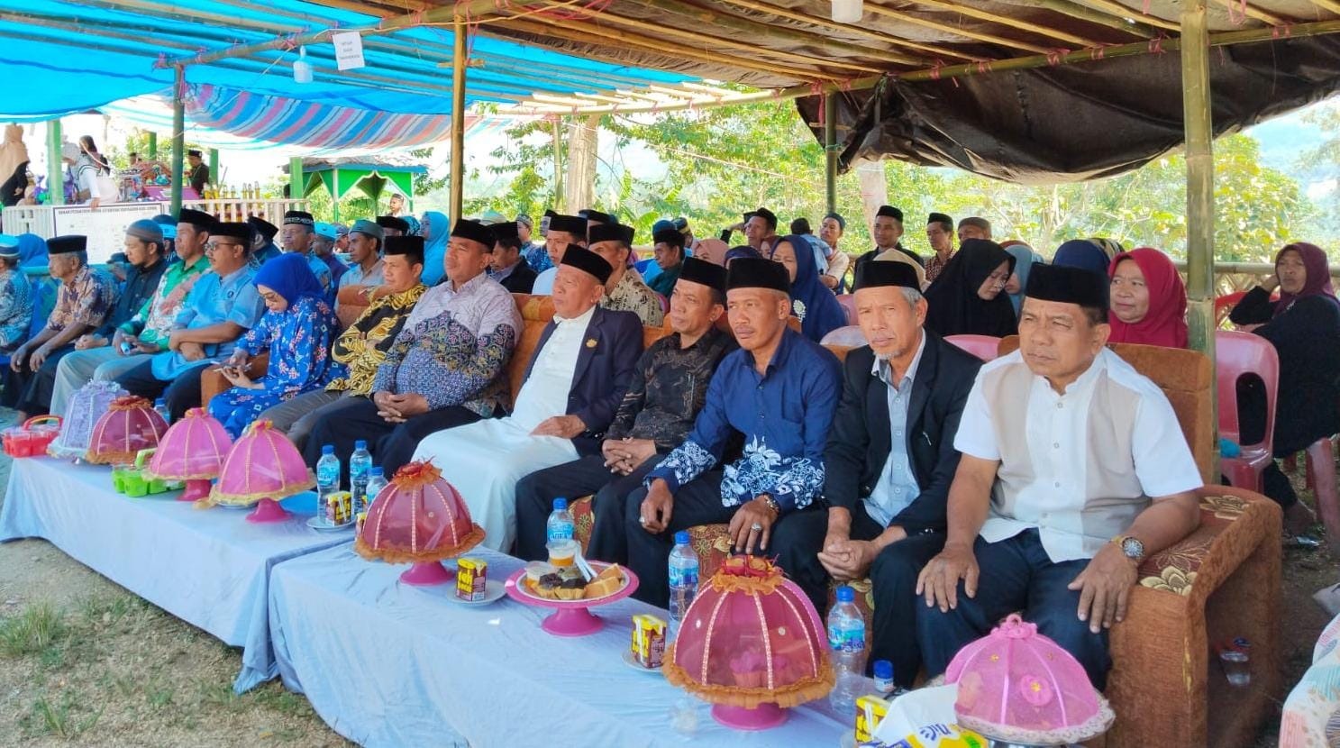 Kepala KUA bersama staf