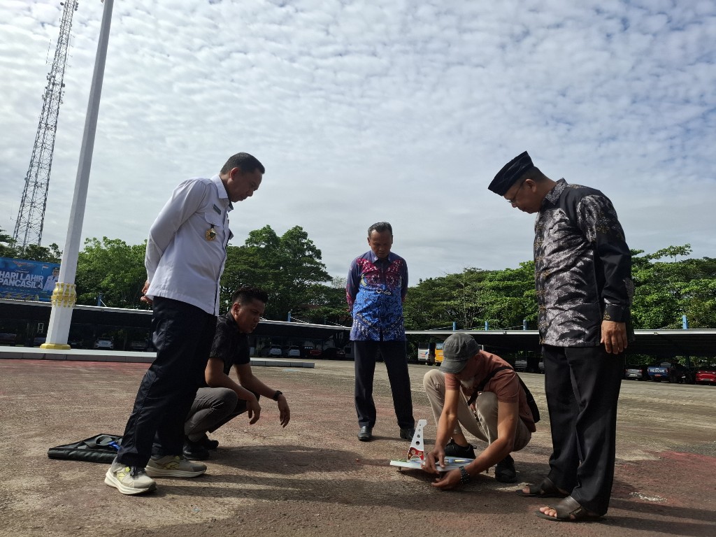 Penentuan arah kiblat untuk salat Iduladha di lapangan Pallantikang kabupaten Maros.