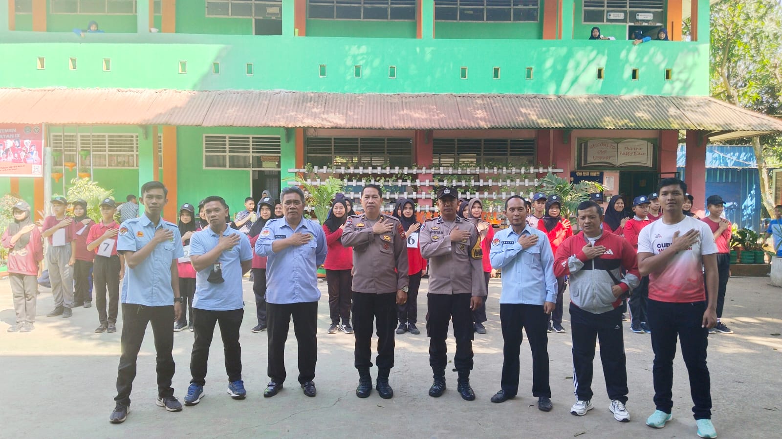 Foto bersama tim dari Polsek Bontomarannu
