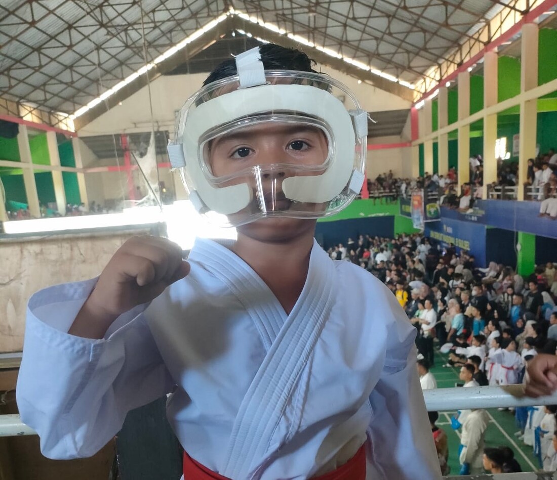 Muhammad Hafizie Iqhbal Hafis, murid kelas I MIN 7 Bone saat akan mengikuti lomba Kejuaraan Karate Bupati Gowa Cup I Open Turnamen