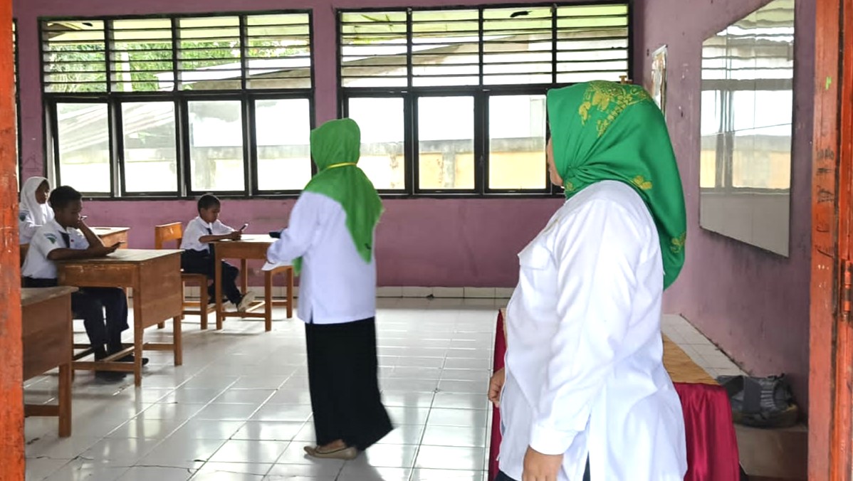 Kepala MTsn 5 Bulukumba, saat memantau pelaksanaan SAS hari kedua