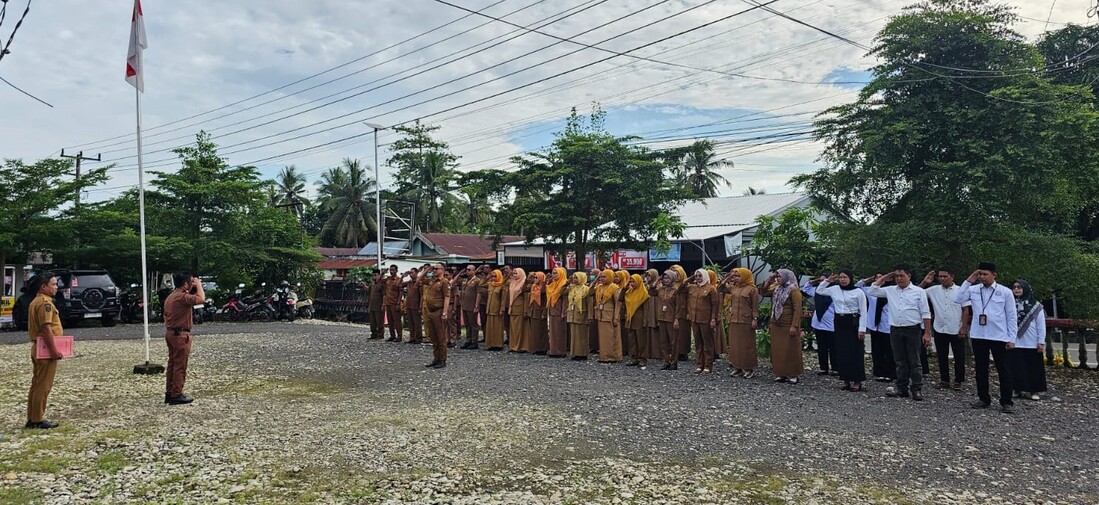 Upacara Harganas di lapangan kantor Camat Dua Boccoe