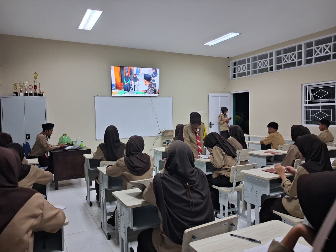 Pembahasan materi sejarah pramuka oleh Kakak Arif rahman