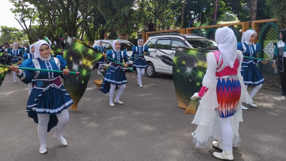 MB Iqra’ MTsN 1 Bone Semarakkan Gerak Jalan Kerukunan HAB ke-80 Kemenag Sulsel