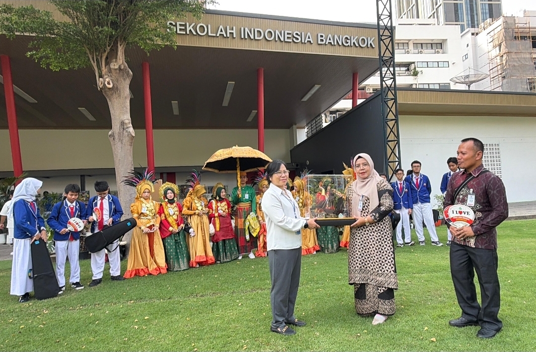 Diplomasi Budaya di Jantung Bangkok: MTsN 1 Kota Makassar Ukir Sejarah di KBRI Thailand