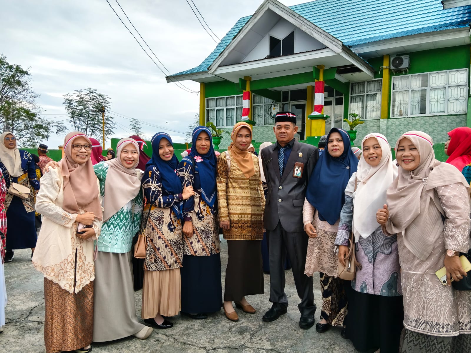 Kepala dan Guru MTs DDI Labukkang Ikuti Upacara HUT Kemerdekaan