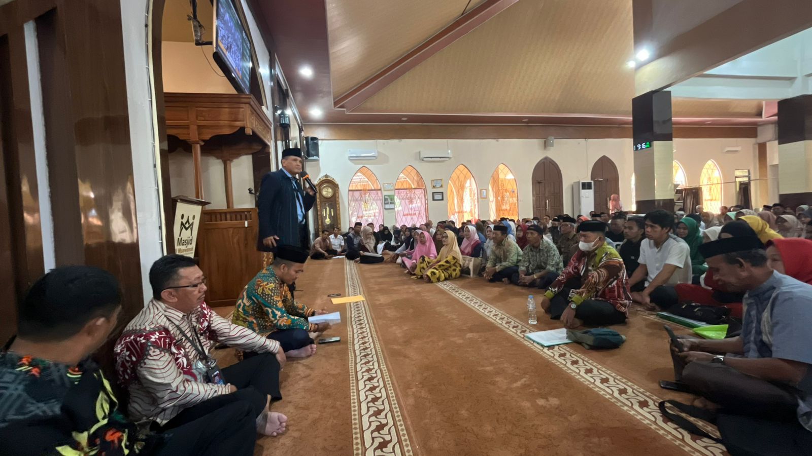 Kepala Seksi Penyelenggara Haji dan Umrah, H. Abdul Hakim saat memberikan arahan  kepada Calon Jamaah Haji Tahun 2026
