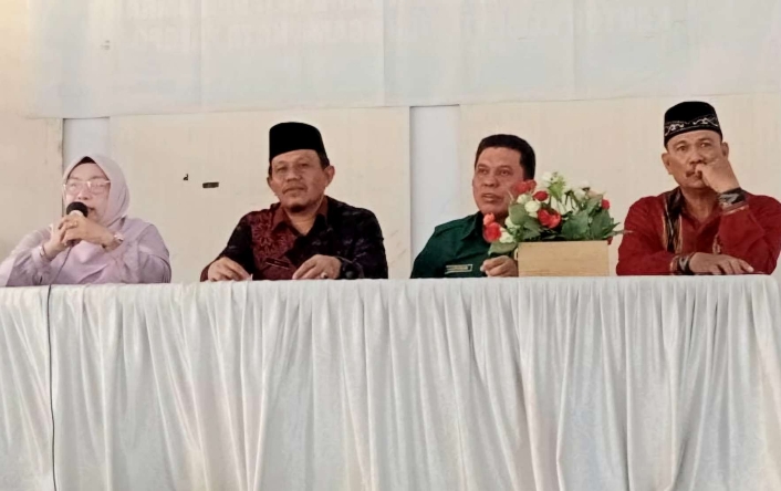H.Mikail bersama warek II UIN Palopo