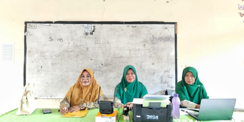 Pengawas Bina, ibu Nursinah, S.Ag.,M.Pd.  saat melakukan pengawasan