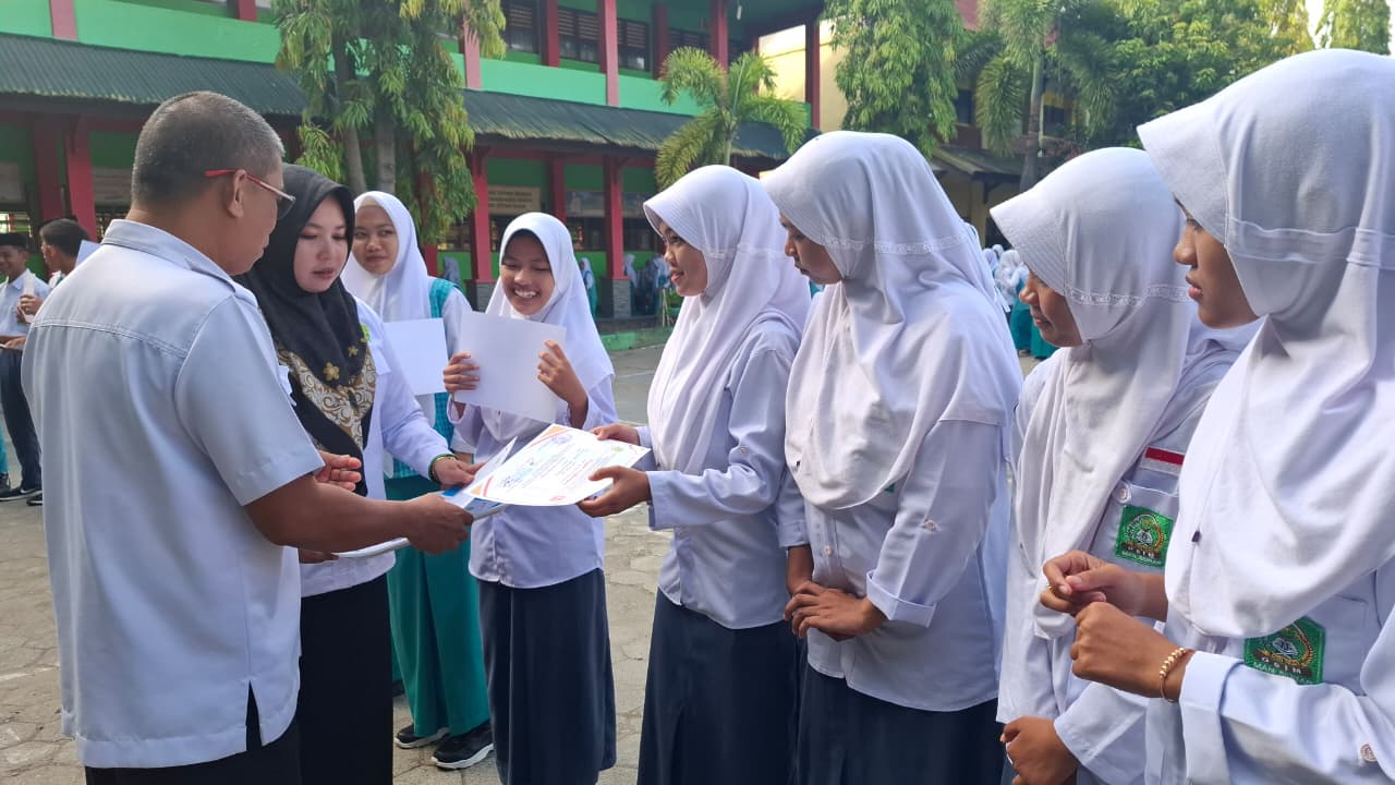 Penyerahan Sertifikat Paskibra HUT RI ke-80 Kecamatan Baranti Tahun 2025 di MAN Sidenreng Rappang