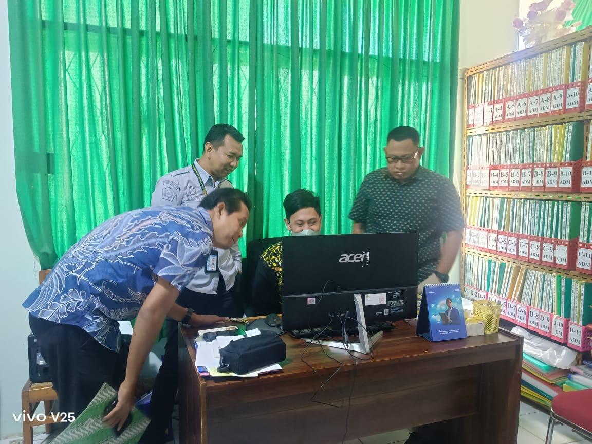 Tim HDI saat berada di Kaur Kepagawaian melakukan konfirmasi di Pengelola Data