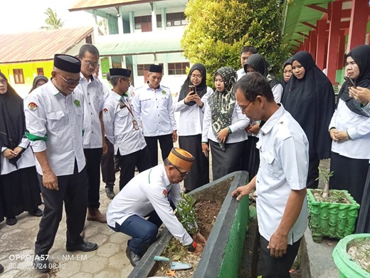 Kasubag TU melakukan penanaman pohon