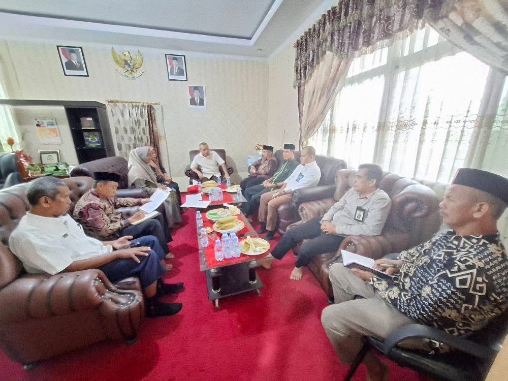 Rapat Penetapan Besaran Kadar Zakat Fitrah dan Infaq Rumah Tangga Puasa Ramadhan 1446 H/2025 M di ruang kerja Kepala Kantor Kemenag Takalar