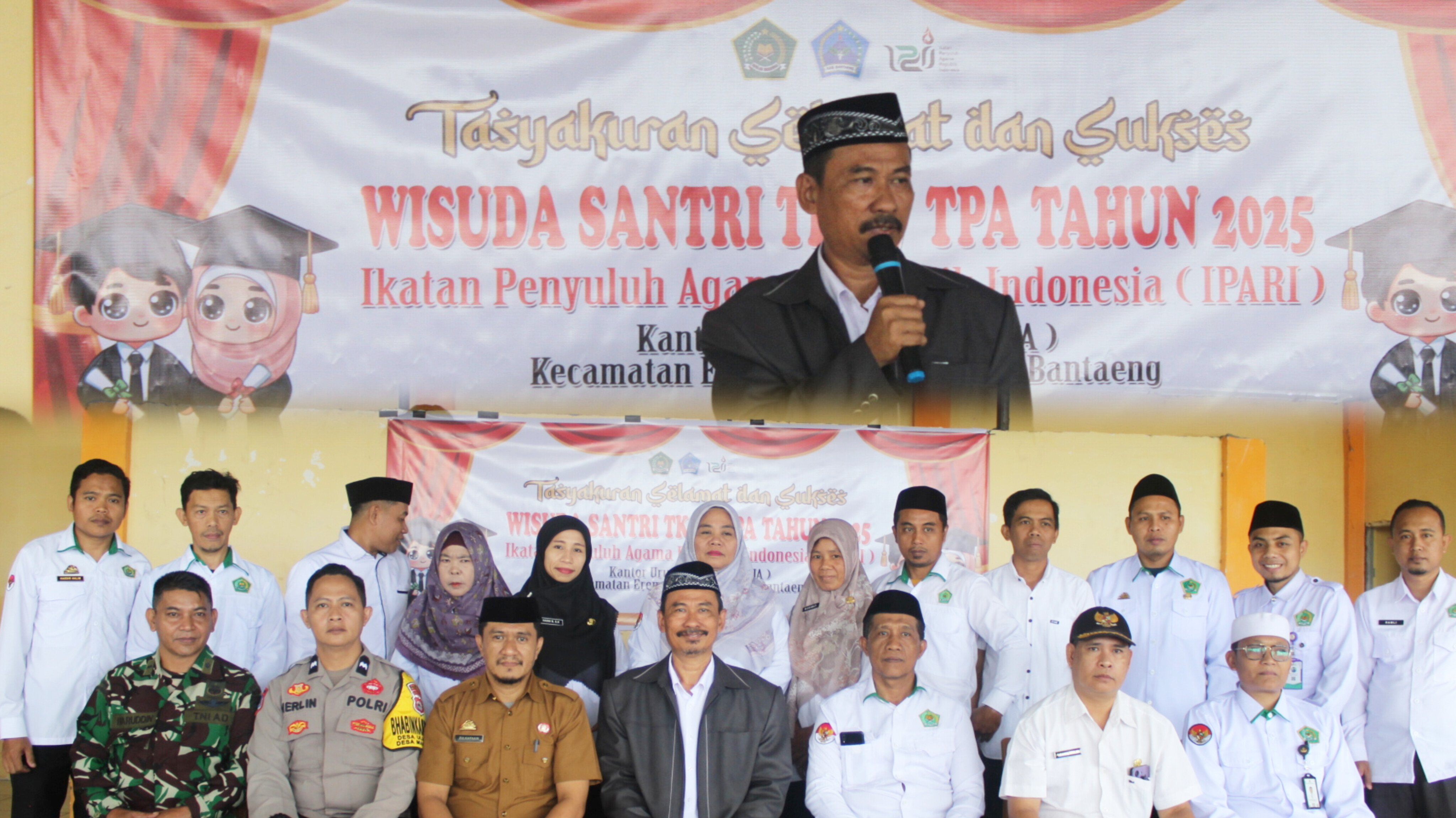 Kasi PD Pontren mewakil Kakan Kemenag Bantaeng sampaikan sambutan di acara wisuda TKA/TPA se-Kecamatan Eremerasa pada Selasa, 24 Juni 2025 (Foto: Humas Kemenag Bantaeng)