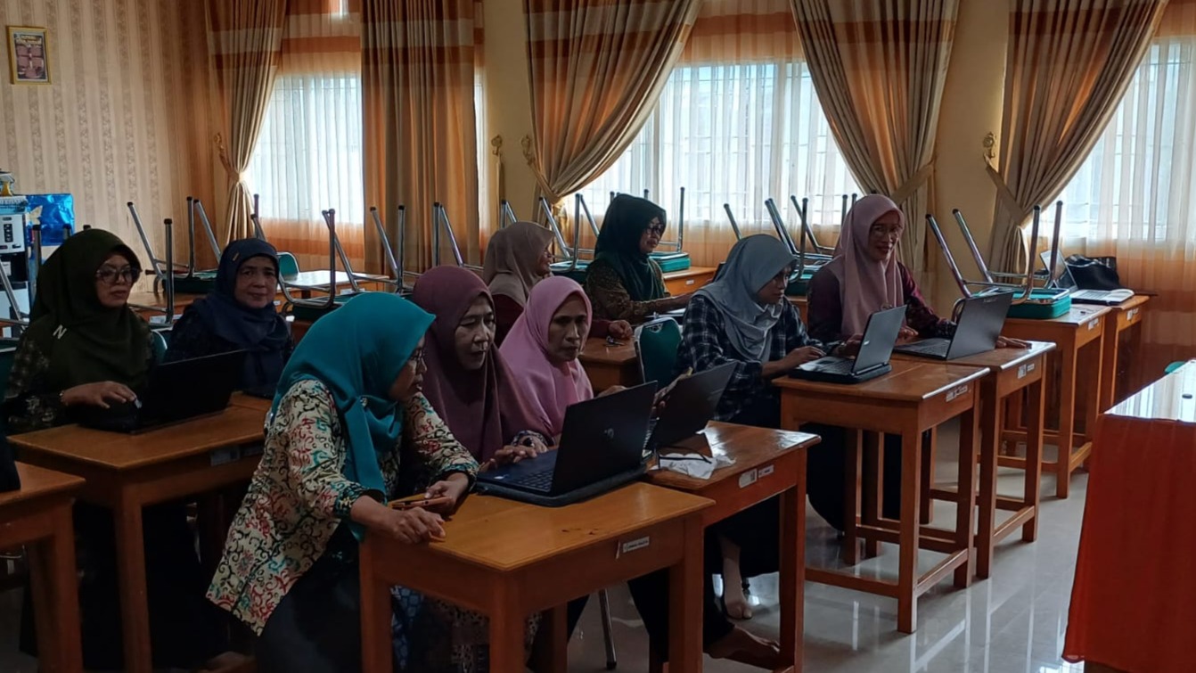 ASN MTsN 1 Bone Tetap Semangat : Selesai Awasi Ujian, Langsung Susun SKP